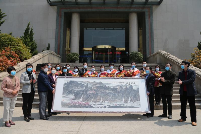 民建青岛市委向青岛市第六人民医院援鄂医疗队捐赠画作